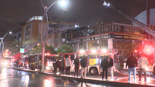 Üç katlı kafede yangın, ekipler müdahale etti - Resim : 2