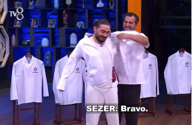 Masterchef’te ünlü şef Maksut Akşar yarışmacıları terletti! İlk ceketin sahibi bakın kim oldu? - Resim : 2