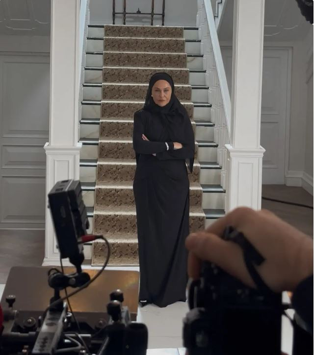 Hülya Avşar tesettüre girdi! Sosyal medya ikiye bölündü - Resim : 4