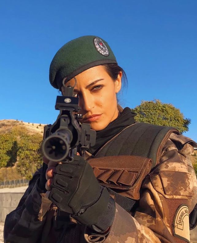 Best Model Şampiyonu Tuğba Melis Türk Umre'de duygusal anını paylaştı: Babaannesinin başörtüsünü takınca! - Resim : 22