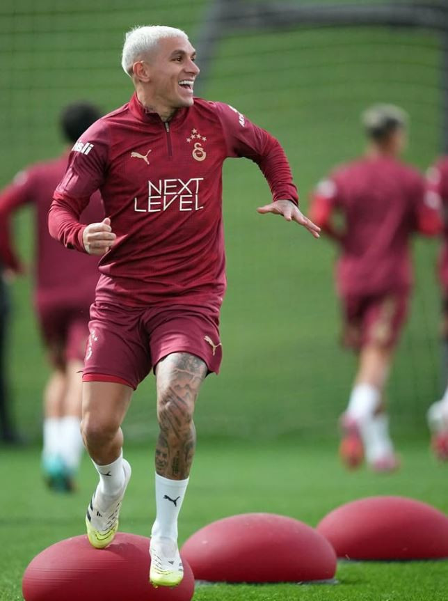 Devrim Özkan’dan Lucas Torreira’ya buz gibi ret: Aşk ilanı yaptı, takip havada kaldı - Resim : 10
