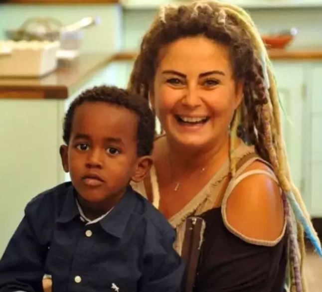 Ünlü oyuncunun Afrika'dan evlatlık edindiği oğlu büyüdü Anne oğlun pozlarına beğeni yağdı - Resim : 1