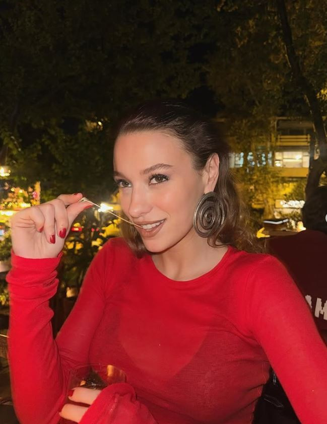 Serenay Sarıkaya'nın kopyası Sümeyye Aydoğan, sevgilisi Atakan Hoşgören ile yakalandı! Gala sürprizi - Resim : 16