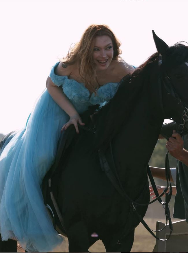 Ünlü oyuncu Cemre Cansaatçi'nin kabusu oldu! Bir yıl erkek sandı, kadın çıktı: Ölüm tehditleri alınca polise koştu - Resim : 14