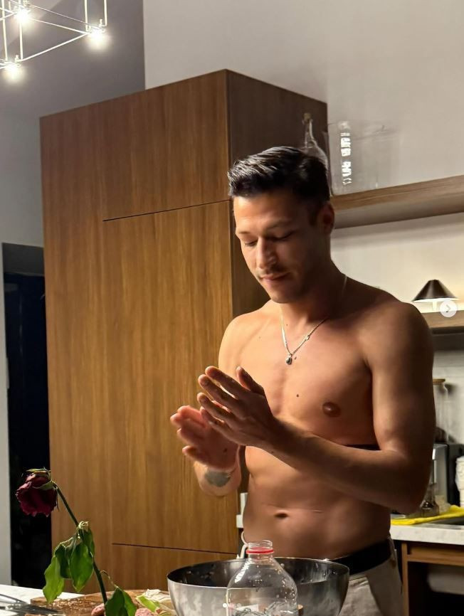 Büyümüş de oyuncu olmuş! Fotoğraftaki çocuğun İnci Taneleri’nin Cihan’ı Kubilay Aka olduğuna inanamayacaksınız - Resim: 3