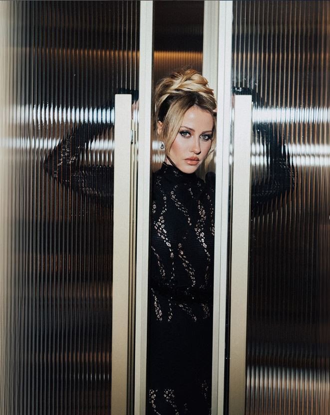 Komşu terörü kamerada: Ünlü şarkıcı Derya Uluğ ve müzisyen nişanlısı Asil Gök kabusu yaşamıştı! - Resim : 14