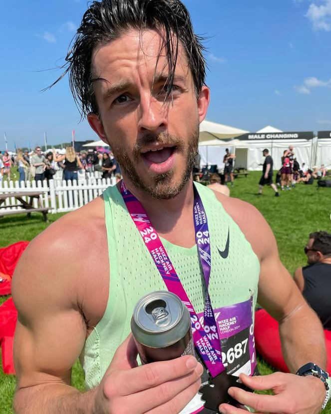 2025 yılının yaşayan en seksi erkeği Jonathan Bailey seçildi! Bridgerton ve Wicked’in yıldızı eşcinsel olduğunu açıklamıştı - Resim: 21