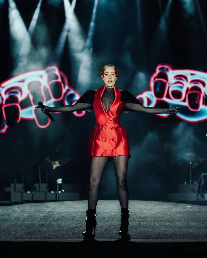 Komşu terörü kamerada: Ünlü şarkıcı Derya Uluğ ve müzisyen nişanlısı Asil Gök kabusu yaşamıştı! - Resim : 15