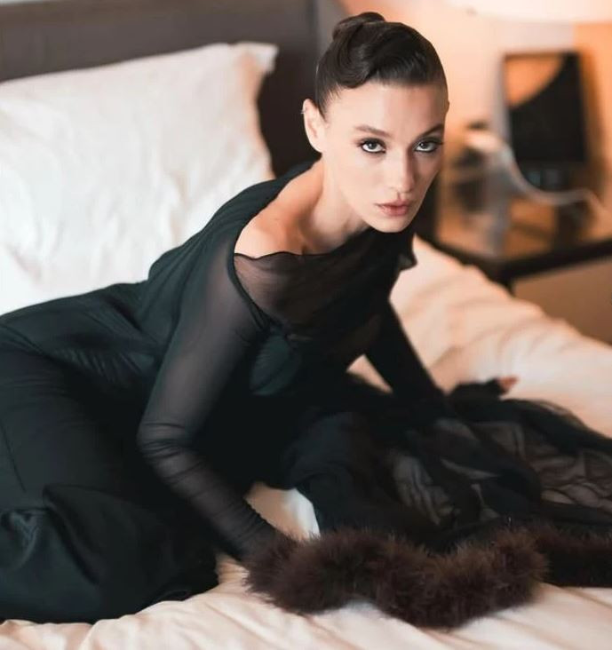 Serenay Sarıkaya'nın kopyası Sümeyye Aydoğan, sevgilisi Atakan Hoşgören ile yakalandı! Gala sürprizi - Resim : 1