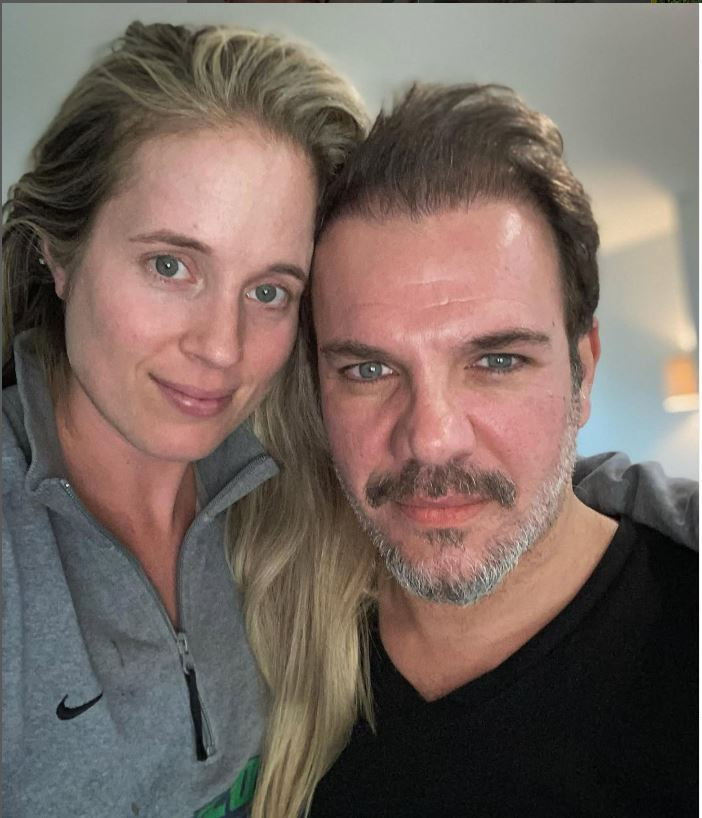 Oyunculuğu bırakıp ABD’ye yerleşmişti Yaprak Dökümü'nün yıldız oyuncusu Tolga Karel'den mutlu aile pozu - Resim : 1