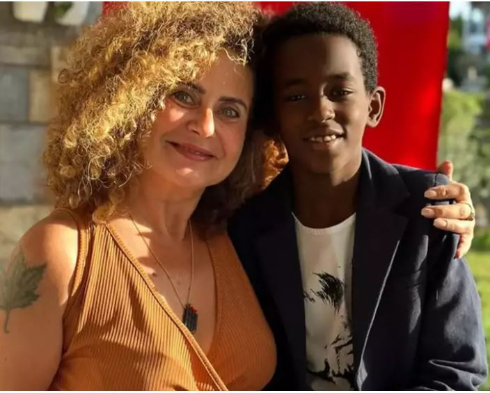 Ünlü oyuncunun Afrika'dan evlatlık edindiği oğlu büyüdü Anne oğlun pozlarına beğeni yağdı - Resim : 2