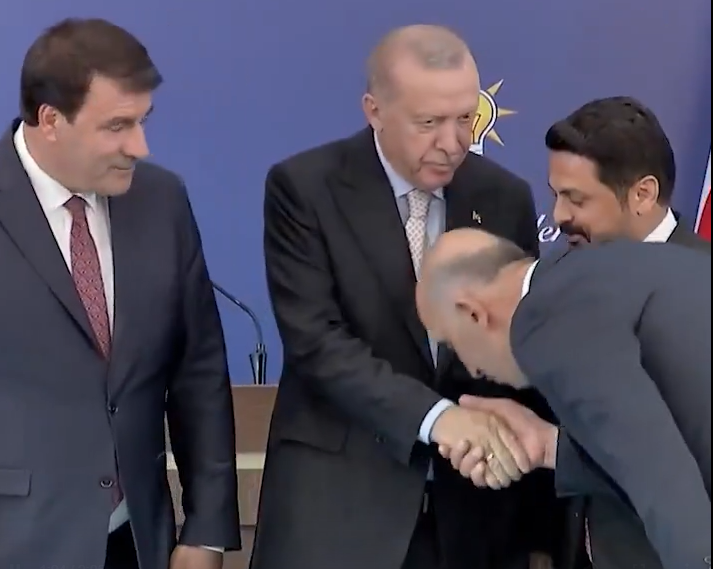 Siyasette tuhaf görüntüler! El öpen rozeti kaptı - Resim : 3