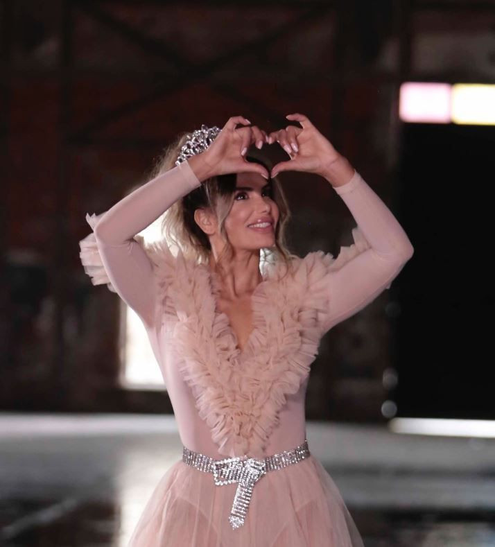 27 milyon kişi Paris Hilton’u, o ise Hatice’yi takip ediyor! Sosyal medya bu haberle kaynıyor - Resim: 1