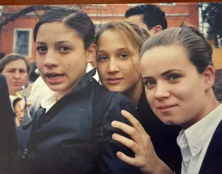 Gupse Özay takipçilerini liseli yıllarına götürdü! Sosyal medyaya yorum yağdı - Resim : 2