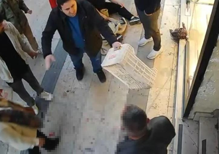 Eşine bıçakla saldıran şahsa esnaf haddini bildirdi... O anlar kameralara yansıdı - Resim : 3