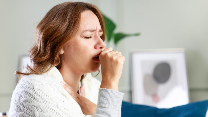 Geçmeyen öksürüğe ‘bitkisel' karışımlar tek başına şifa getirir mi? - Resim : 1