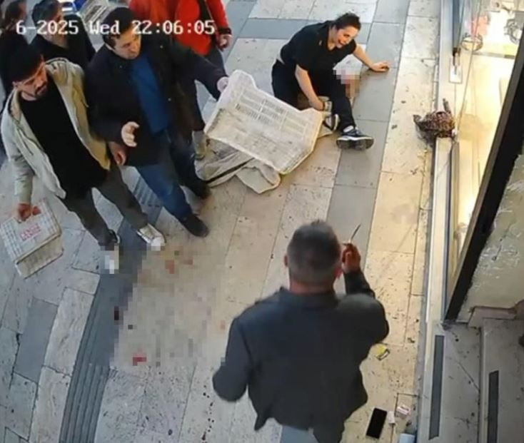 Eşine bıçakla saldıran şahsa esnaf haddini bildirdi... O anlar kameralara yansıdı - Resim : 2