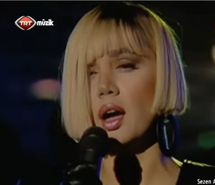 Popun Kraliçesi Gülşen 'Minik Serçe' oldu! Yeni saçları tesadüf mü? - Resim : 8