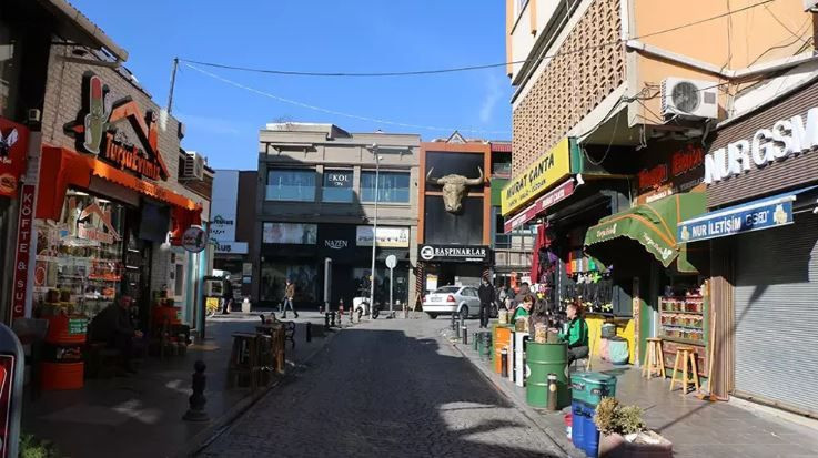 ‘Neşeli Günler’ filmi gerçek oldu! Boşanan çift aynı sokakta rakip oldu: “Keşke Sadece limon mu sirke mi kavgası olsa…” - Resim: 7