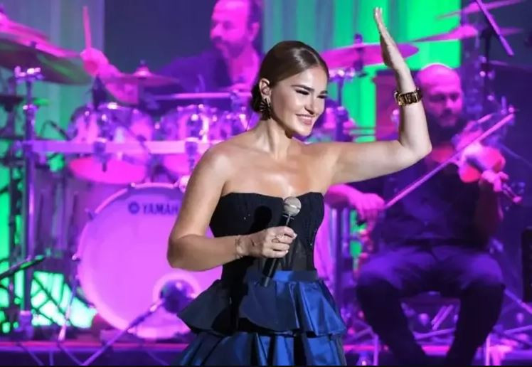 Derya Bedavacı'dan zayıflık sırrı: Kıbrıs sahnesinde göz kamaştırdı! - Resim : 2