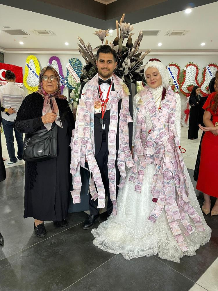 Tek torununa düğünde öyle hediyeler verdi ki... Görenler gözlerine inanamadı - Resim : 1