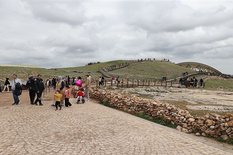 Tarihin sıfır noktası doldu taştı: Günlük 5 bin kişi 12 bin yıllık Göbeklitepe'yi geziyor! - Resim: 16