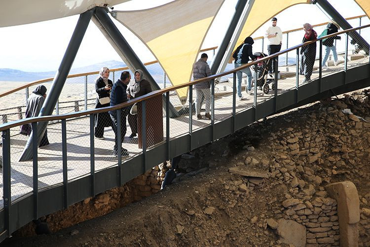 Tarihin sıfır noktası doldu taştı: Günlük 5 bin kişi 12 bin yıllık Göbeklitepe'yi geziyor! - Resim: 29