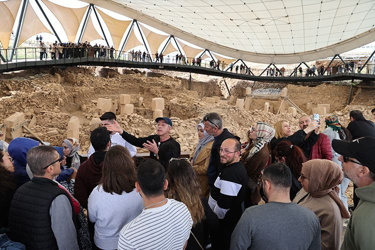 Tarihin sıfır noktası doldu taştı: Günlük 5 bin kişi 12 bin yıllık Göbeklitepe'yi geziyor! - Resim: 12