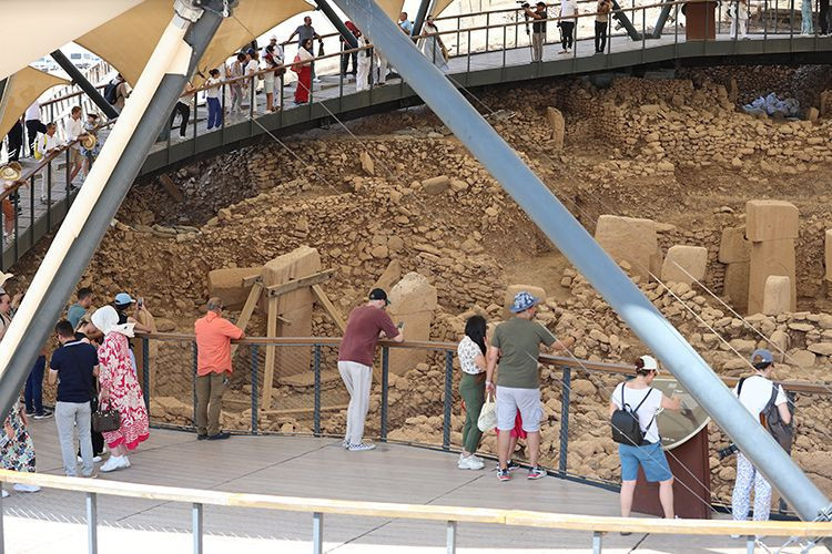 Tarihin sıfır noktası doldu taştı: Günlük 5 bin kişi 12 bin yıllık Göbeklitepe'yi geziyor! - Resim: 2