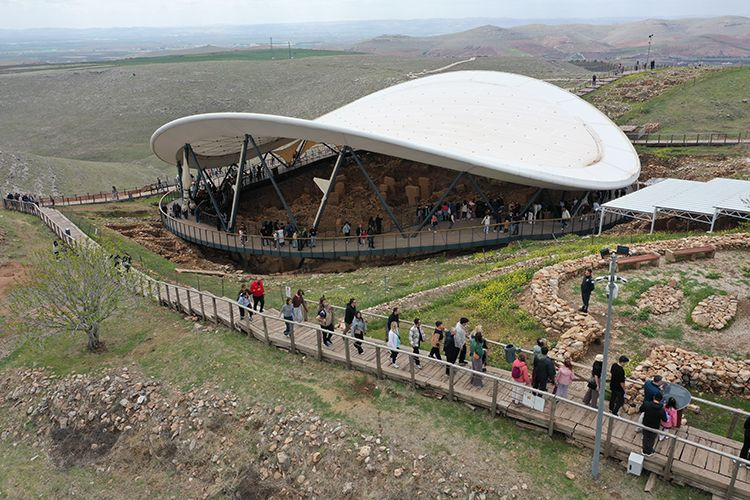 Tarihin sıfır noktası doldu taştı: Günlük 5 bin kişi 12 bin yıllık Göbeklitepe'yi geziyor! - Resim: 10