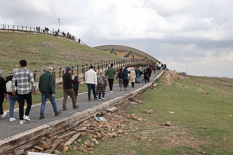 Tarihin sıfır noktası doldu taştı: Günlük 5 bin kişi 12 bin yıllık Göbeklitepe'yi geziyor! - Resim: 11