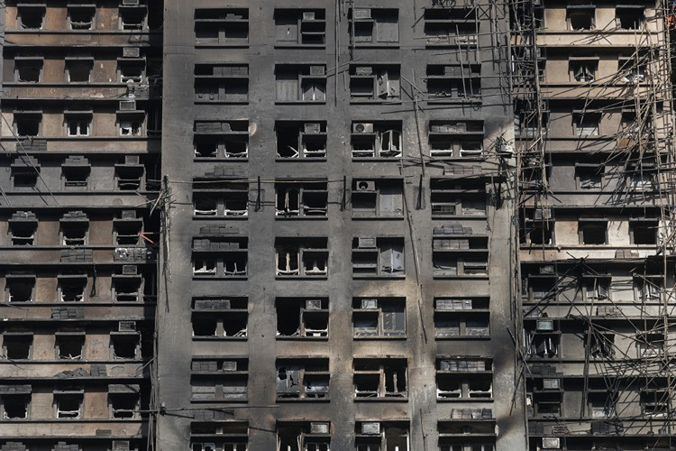 48 saat boyunca yanmıştı: Hong Kong'da ölü sayısı 146'ya yükseldi - Resim : 1