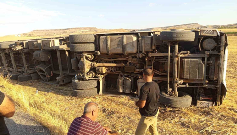 Batman’da saman yüklü tır yan yattı: 1 yaralı