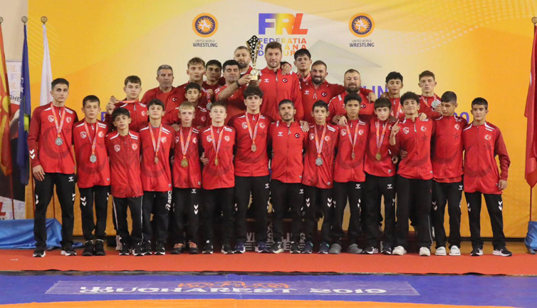 Genç güreşçilerden büyük başarı: 38 madalya kazandılar