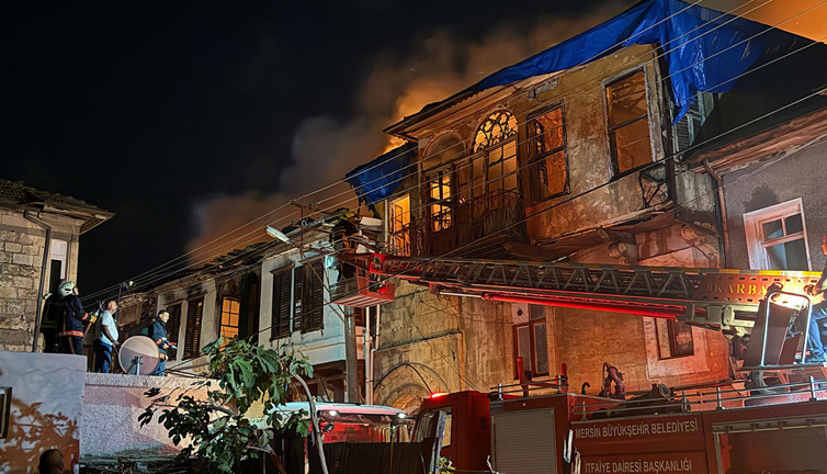 İki katlı binada çıkan yangın üçe eve daha sıçradı