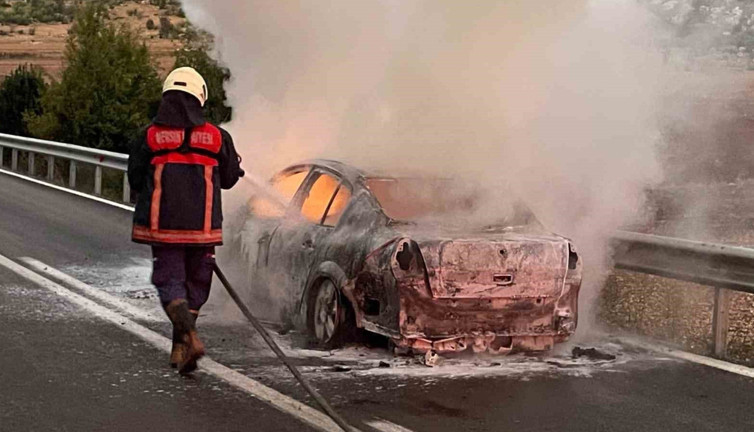Otomobil cayır cayır yandı: Geriye sadece demir yığını kaldı!