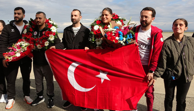 Avrupa şampiyonu boksör, Trabzon'da çiçeklerle karşılandı