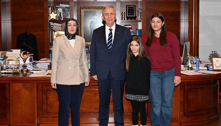 Ayşe Ateş'ten Mansur Yavaş'a üç kelimelik destek mesajı