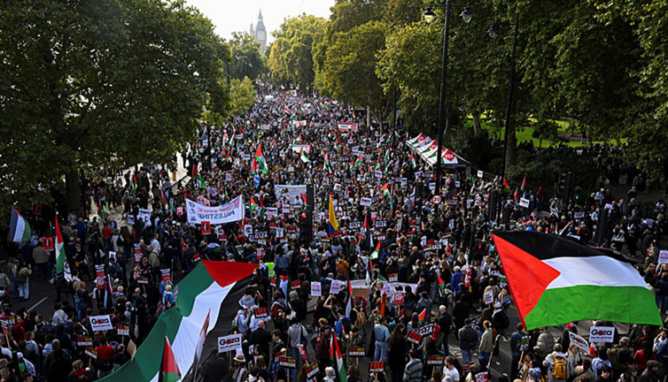 Norveç'te İsrail maçı öncesi binlerce kişi sokağa döküldü