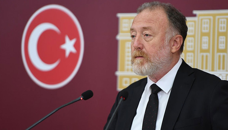 Tepkilere kulağını tıkayan DEM ‘Apo’ sloganını ısrarla savunuyor