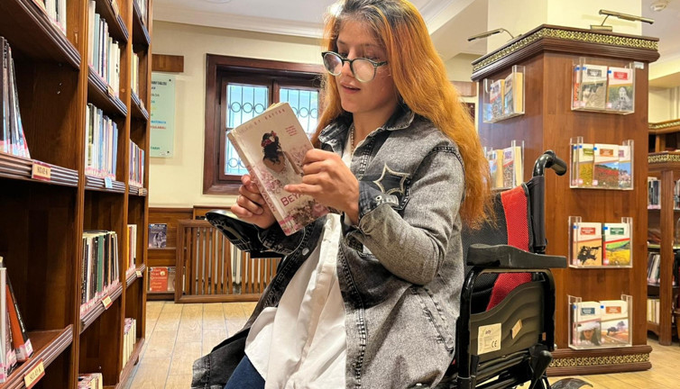 Azmin adı Özlem Söğüt: Serebral Palsi engeline rağmen kendi şiir kitabını yazdı!