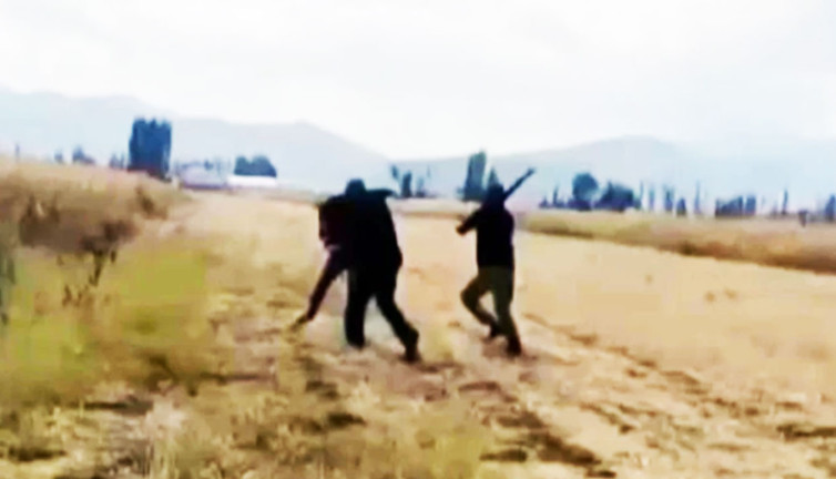 Kızının gözü önünde sopalarla dövüldü! Küçük kız o anları kayda aldı