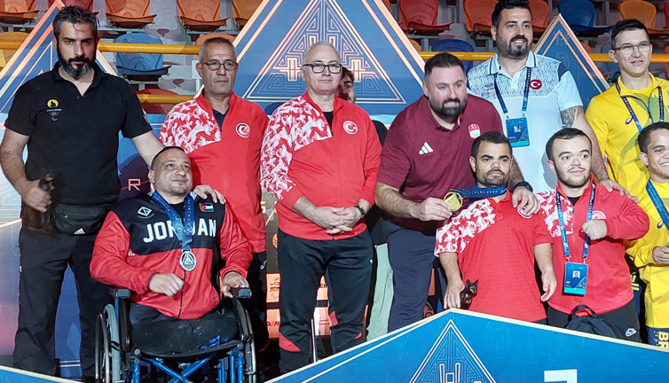 Milli para halterci Türkiye'ye ilk altın madalyayı getirdi