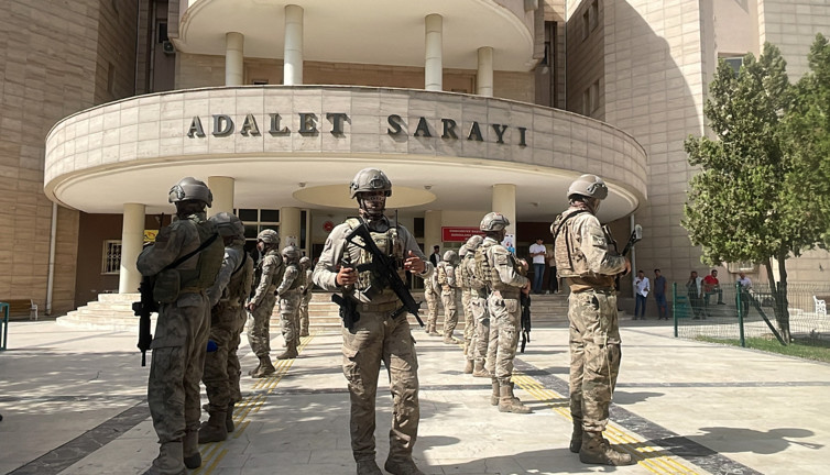 Şanlıurfa’da silah kaçakçılarına operasyon! Çok sayıda gözaltı var...