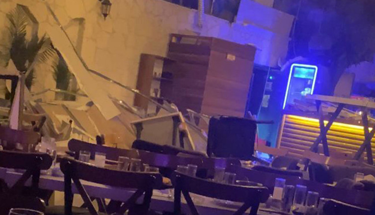 Çılgınlar gibi eğlenenlerin üzerine tavan çöktü. İzmir'de faciaya ramak kaldı. Hastanelik oldular