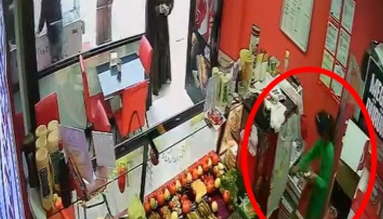 Çiğ köfte dükkanında çocuk hırsız şoku: Kasadan 3 bin lira çaldı! Kamera her anı kaydetti