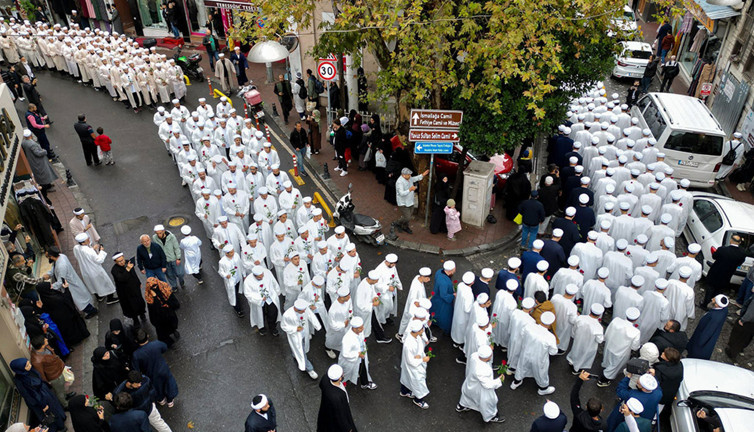 İstanbul'da İsmailağa korteji! Trafik durdu cemaat yürüdü