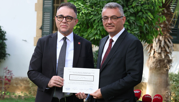 Tufan Erhürman mazbatasını aldı