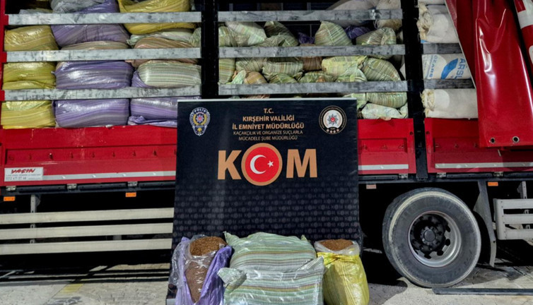 Çuval çuval kaçak tütün ele geçirildi: Kırşehir polisinden nefes kesen operasyon!