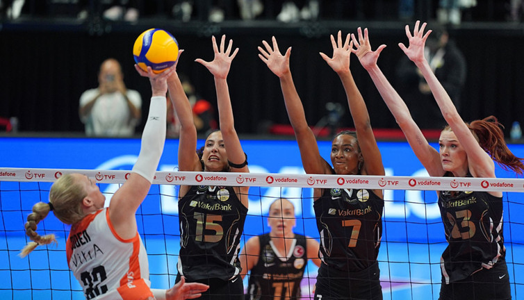 Eczacıbaşı kendi salonunda ilk yenilgisini ezeli rakibinden aldı